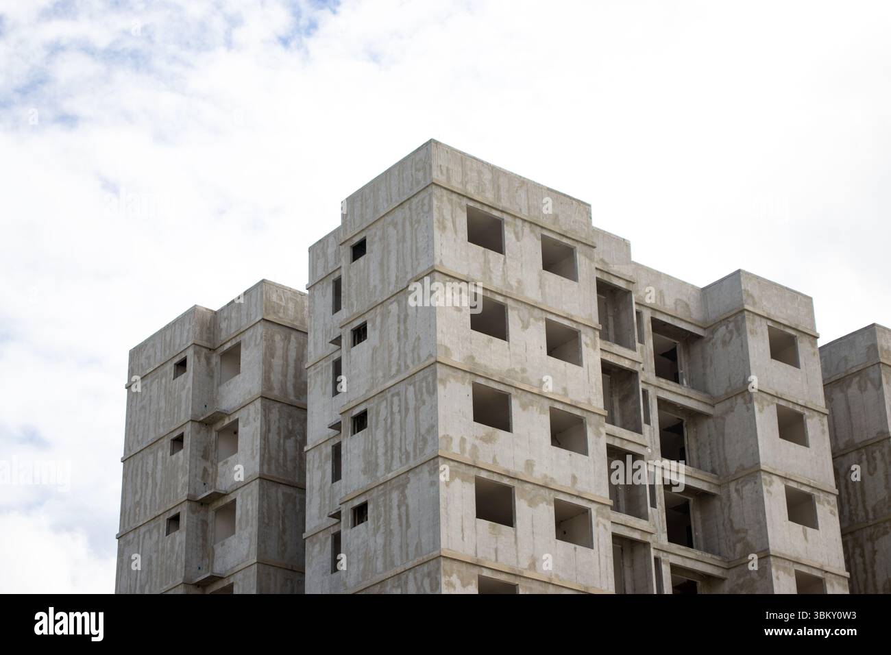 Bâtiment résidentiel en construction avec structure en béton exposé Banque D'Images