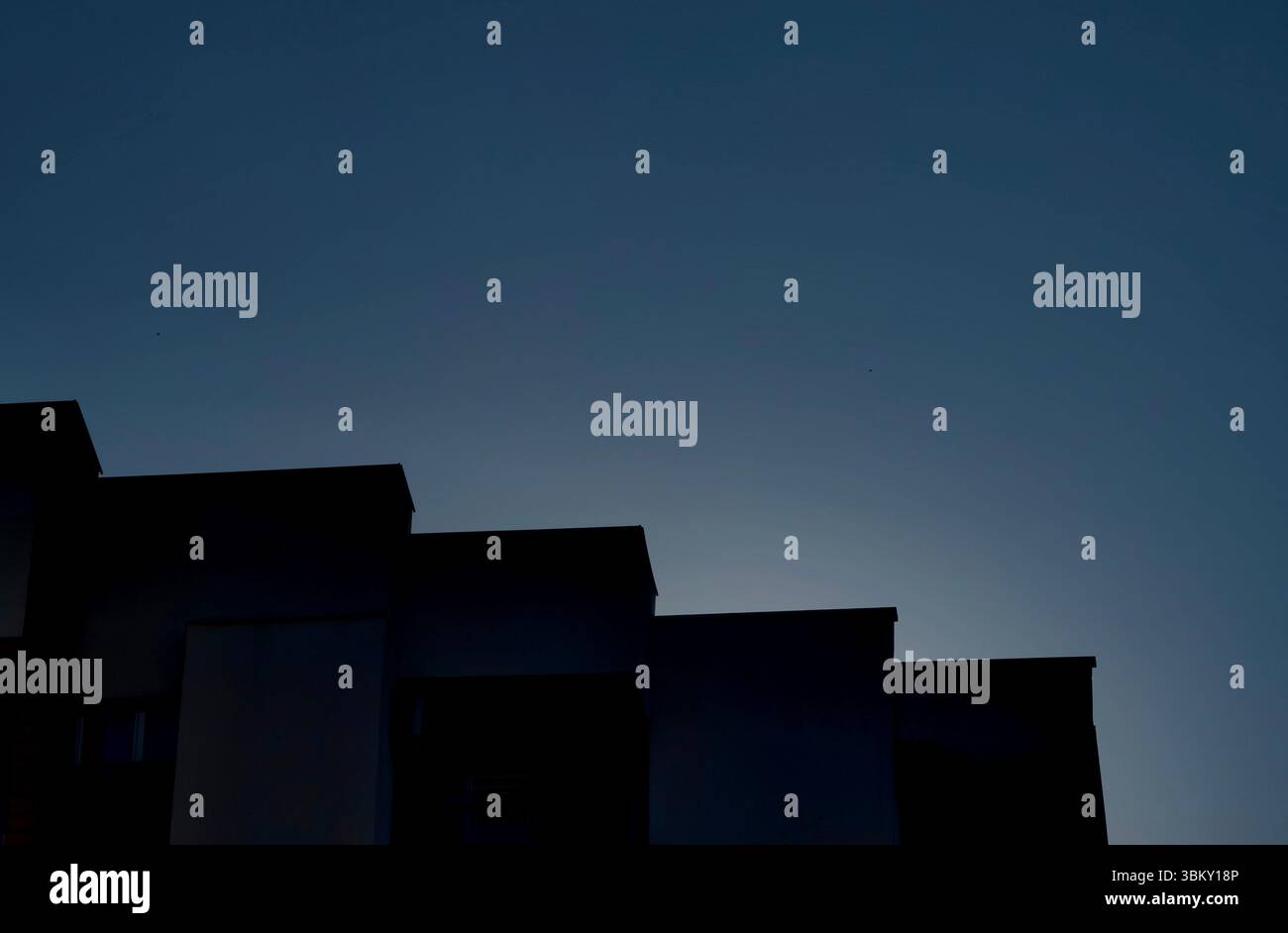 Silhouettes de toit en cascade contre ciel nuageux spectaculaire Banque D'Images