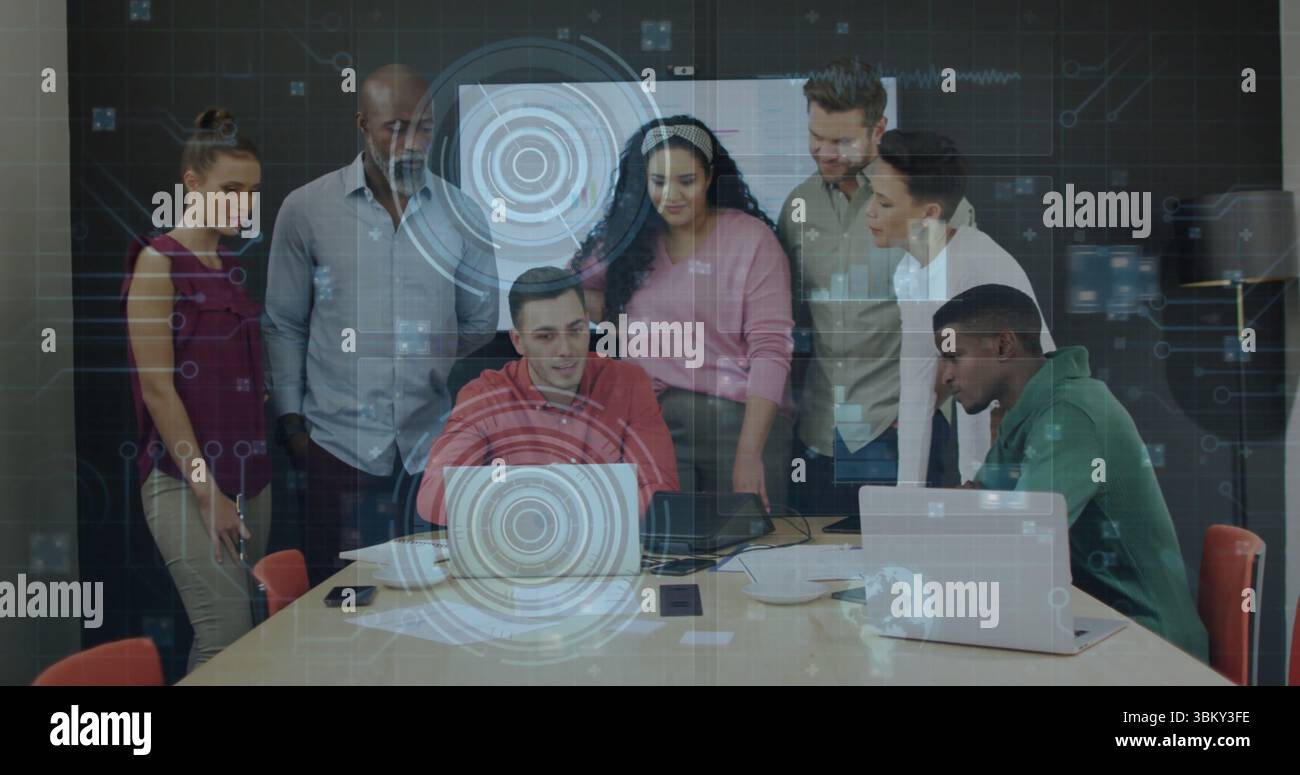 Collaboration de sept professionnels examinant la superposition holographique à la table de conférence, avec des ordinateurs portables Banque D'Images