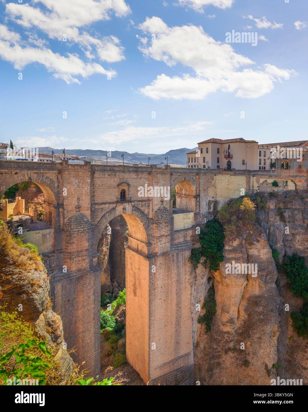 Puente Nuevo ou New Bridge monument historique et El Tajo gorge dans le village de Ronda bâtiment sur les rochers. Province de Malaga, Andalousie, Espagne. Banque D'Images