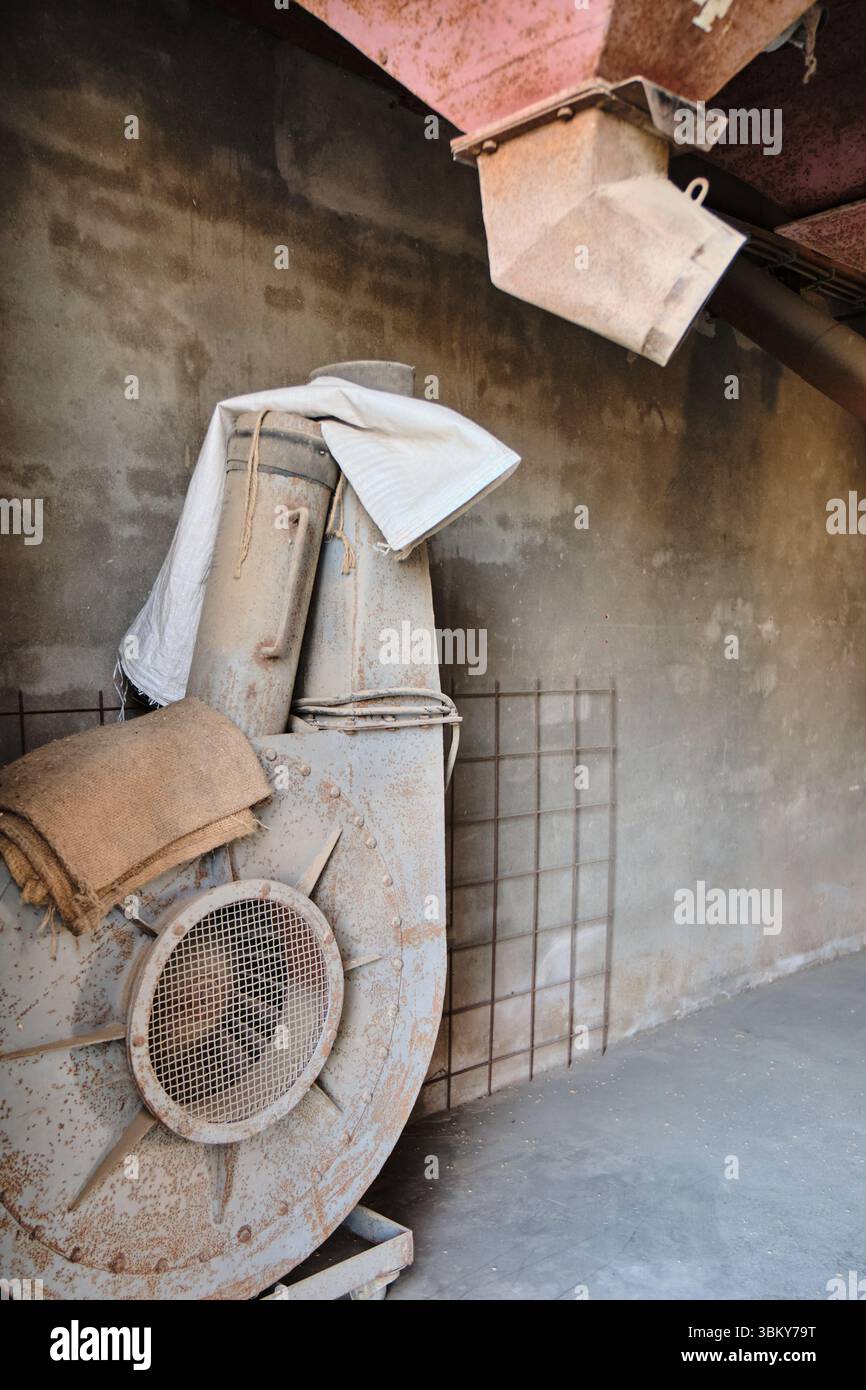 28 mars 2025 - Miste-pays-Bas : vue intérieure des trémies à grains anciens, des tuyaux et des goulottes à l'intérieur de l'usine historique d'alimentation animale Meenkmolen à rur Banque D'Images