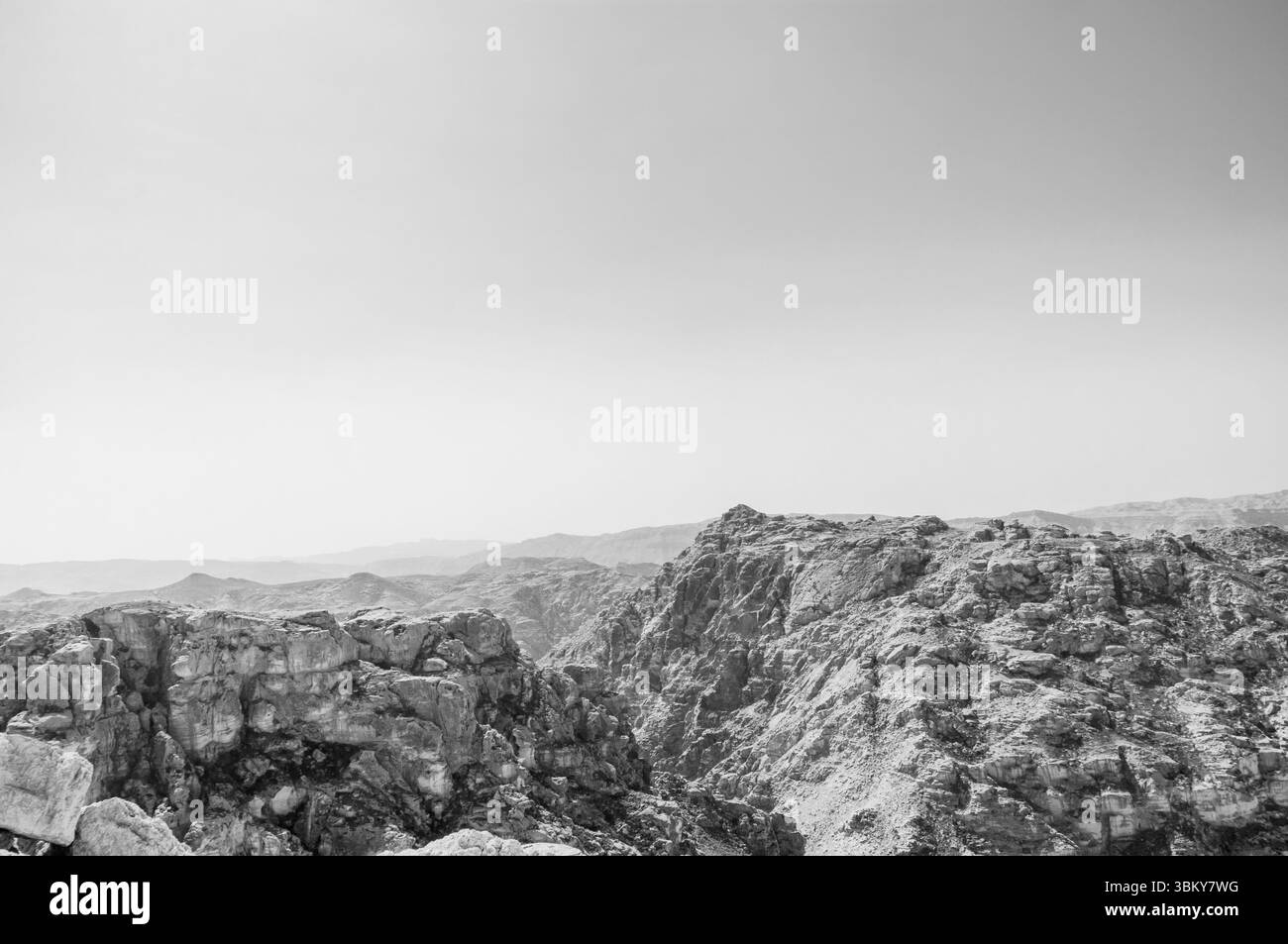 Une chaîne de montagnes rocheuses avec un ciel bleu clair. Le ciel est très léger et les montagnes très rocheuses Banque D'Images