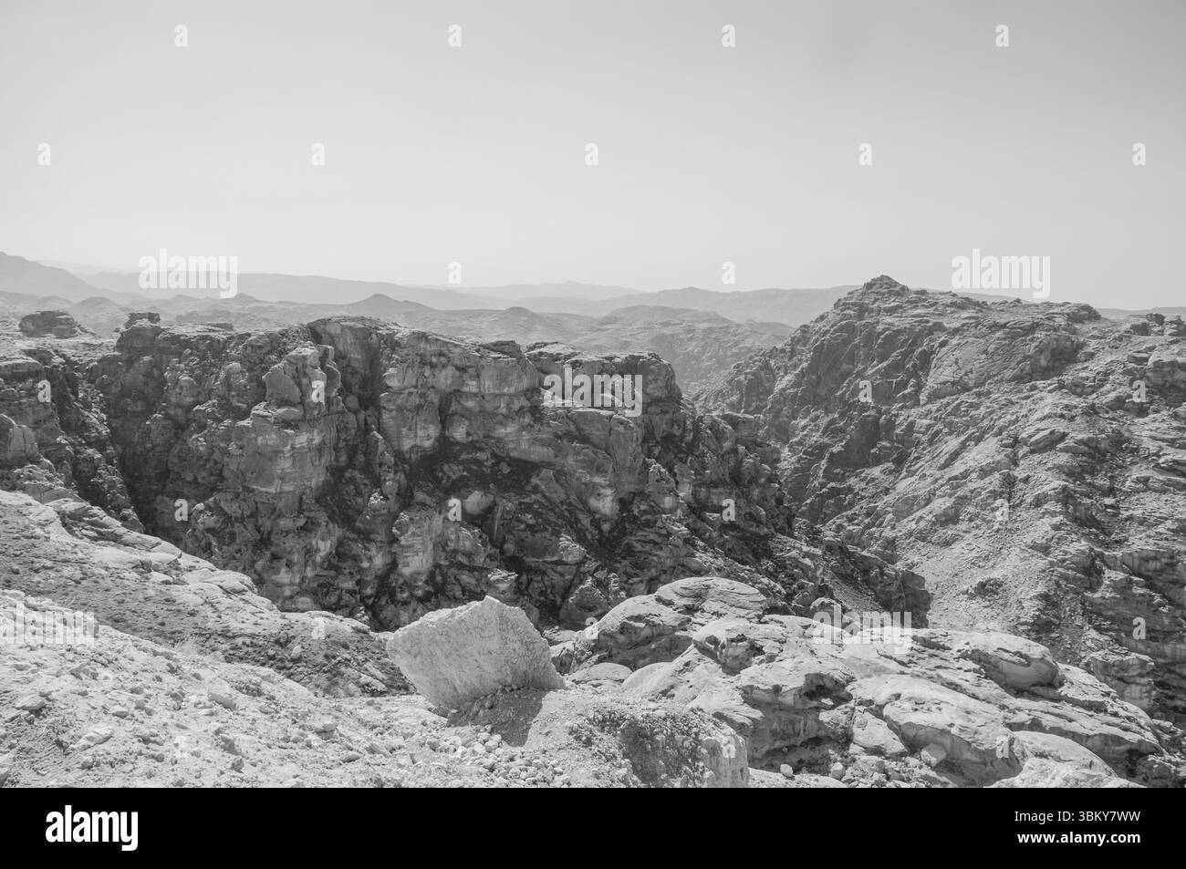 Une chaîne de montagnes rocheuses avec un ciel gris en arrière-plan. Les montagnes sont couvertes de rochers et le ciel est couvert Banque D'Images