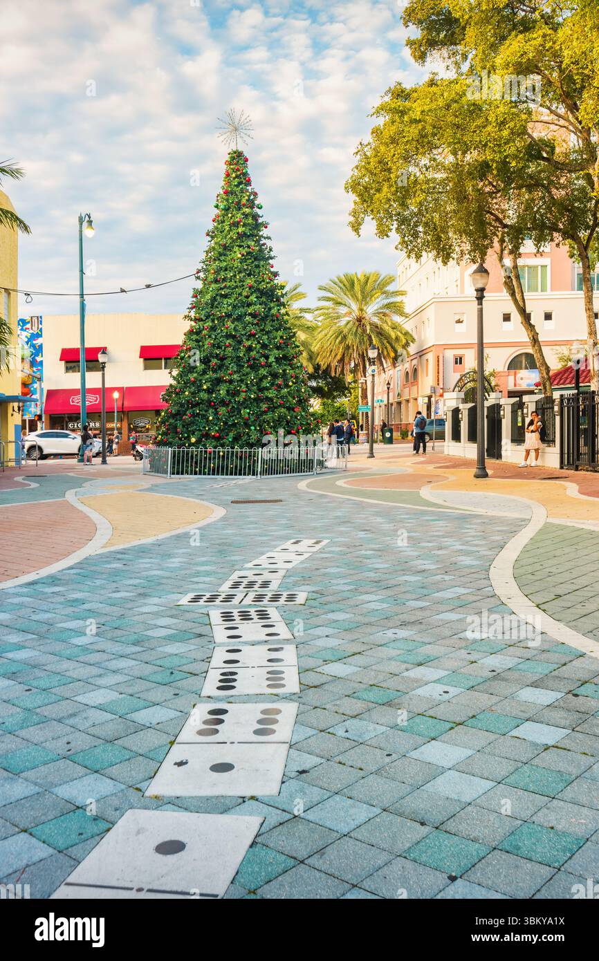 Arbre de Noël dans Domino Park, quartier de Little Havana, Miami, Floride, États-Unis. Banque D'Images