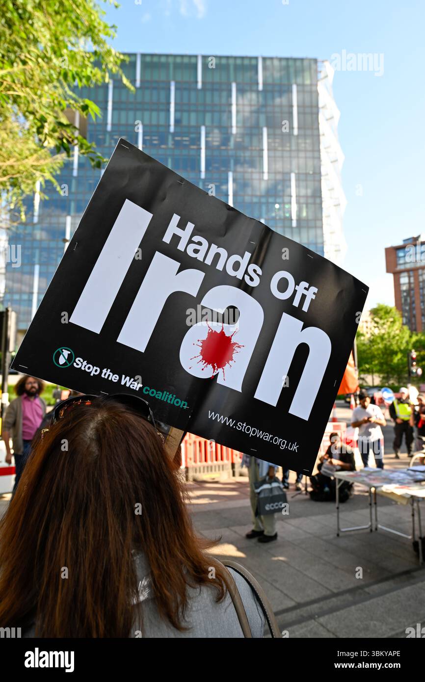 Londres, Royaume-Uni. 23 juin 2025. STOP the War Coalition a organisé une manifestation en face de l'ambassade des États-Unis pour dénoncer le bombardement par les États-Unis d'Iran Credit : Monkey Butler images/Alamy Live News Banque D'Images