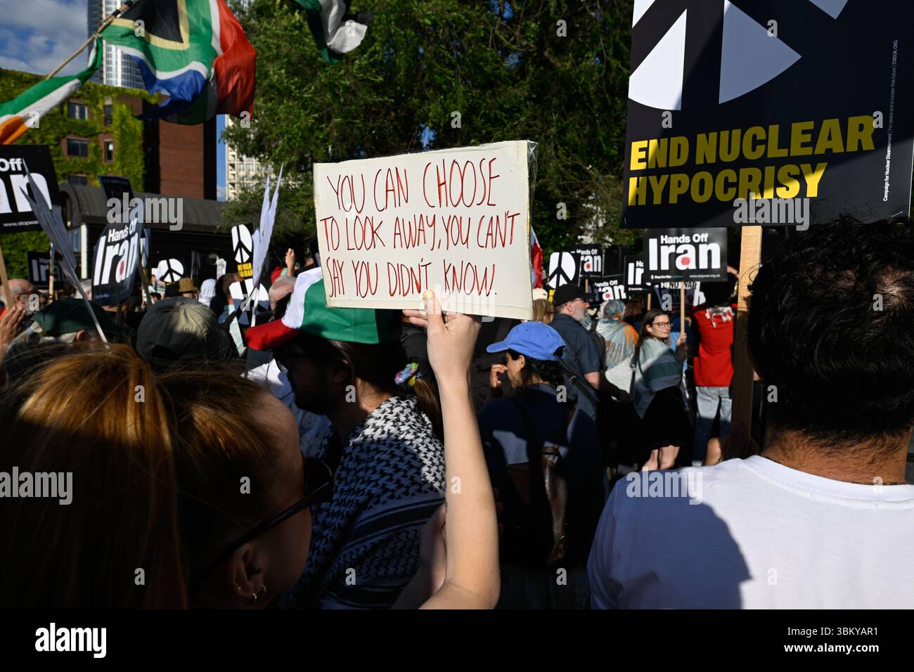 Londres, Royaume-Uni. 23 juin 2025. STOP the War Coalition a organisé une manifestation en face de l'ambassade des États-Unis pour dénoncer le bombardement par les États-Unis d'Iran Credit : Monkey Butler images/Alamy Live News Banque D'Images