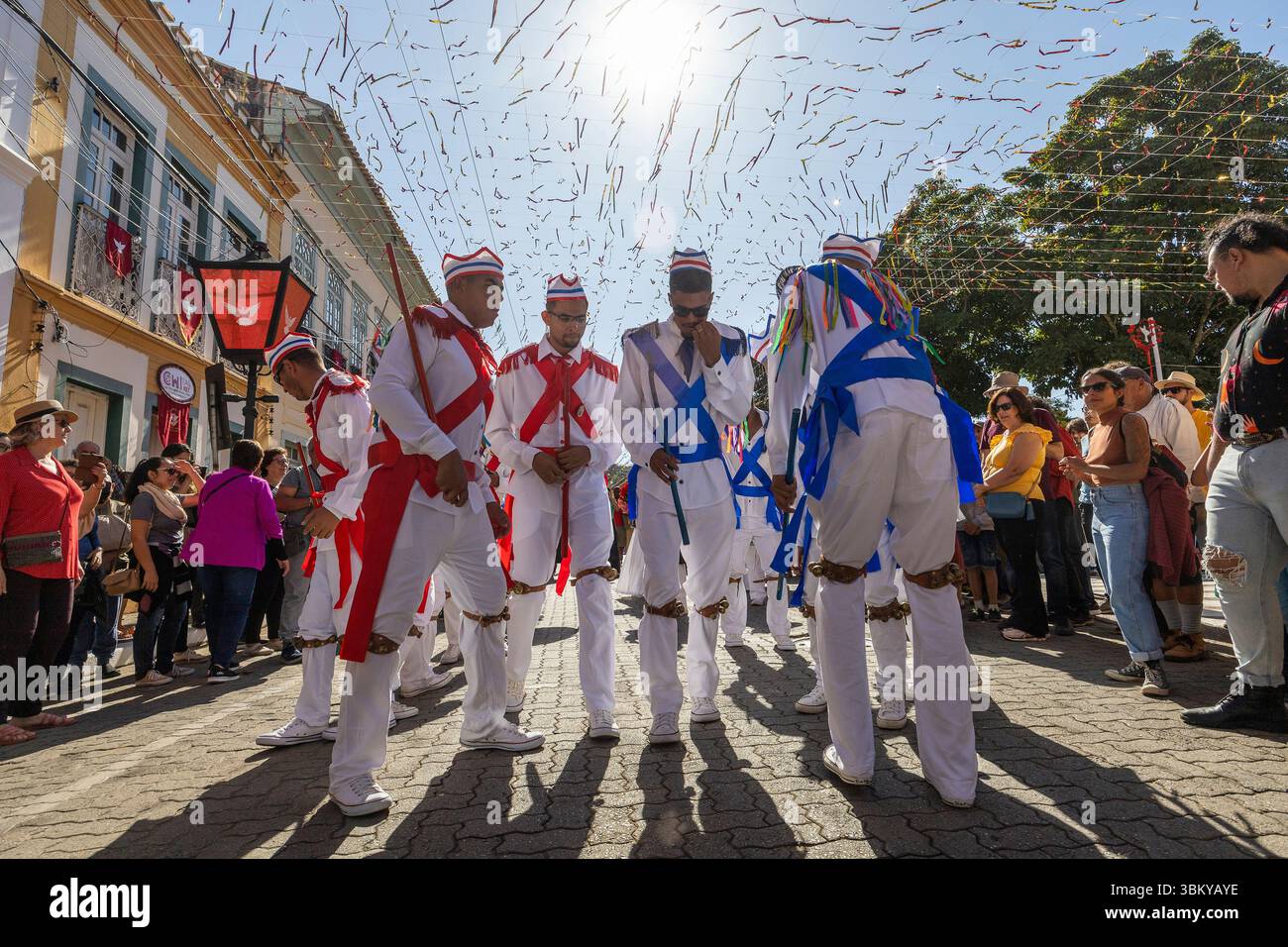 Sao Luiz do Paraitinga, Sao Paulo SP, Brésil - mai 28, 2022 - artistes jouant pendant le festival de l'esprit Saint divin dans la fête populaire religieuse Banque D'Images