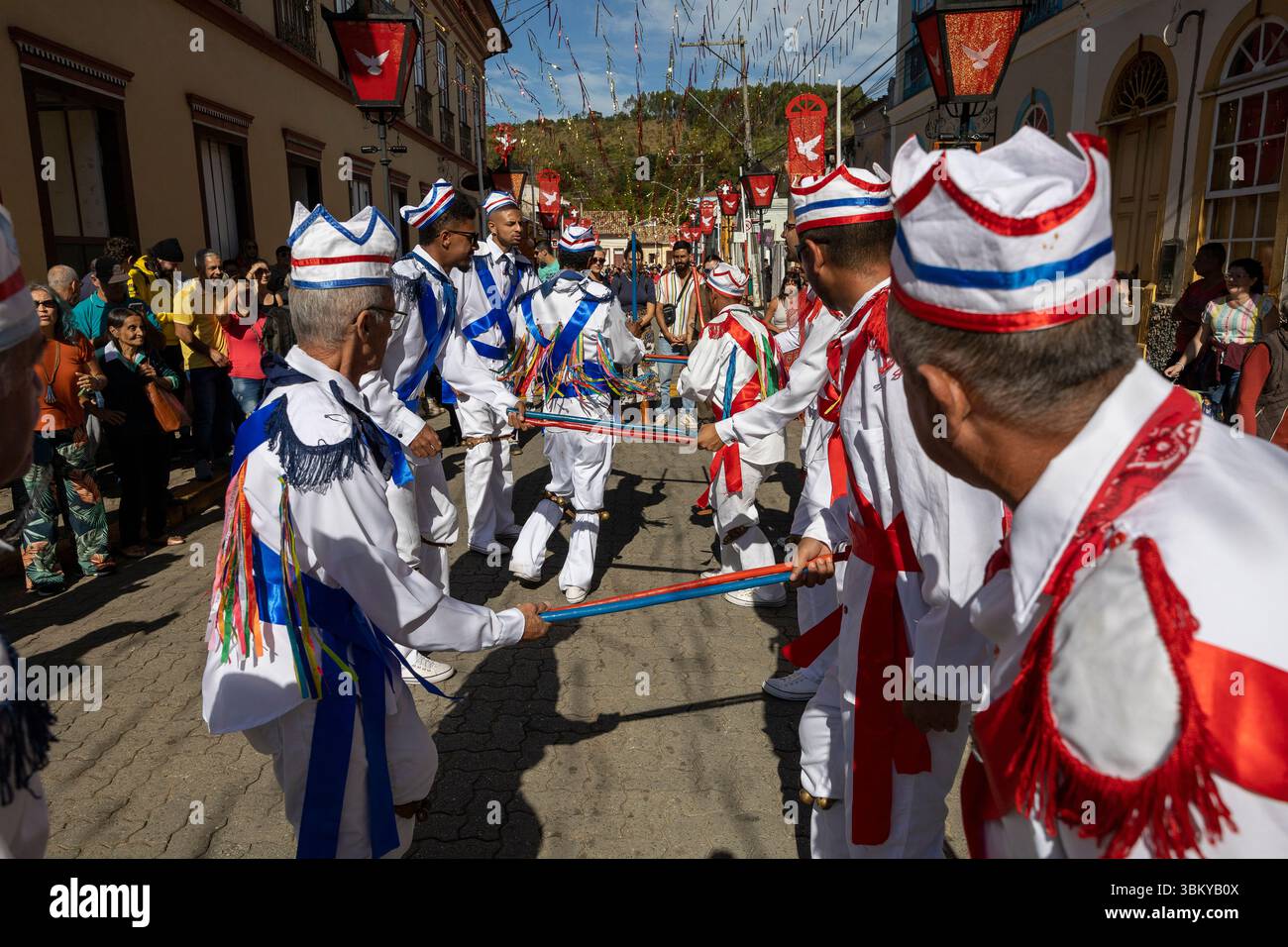 Sao Luiz do Paraitinga, Sao Paulo SP, Brésil - mai 28, 2022 - artistes jouant pendant le festival de l'esprit Saint divin dans la fête populaire religieuse Banque D'Images