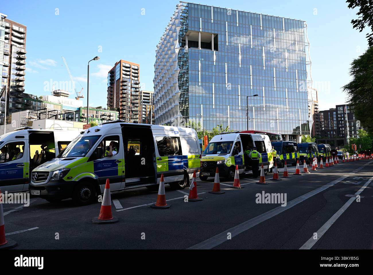 Londres, Royaume-Uni. 23 juin 2025. La Coalition Stop the War a organisé une manifestation devant l'ambassade américaine à Londres pour exiger que les États-Unis cessent leur campagne de bombardement en Iran Credit : Monkey Butler images/Alamy Live News Banque D'Images