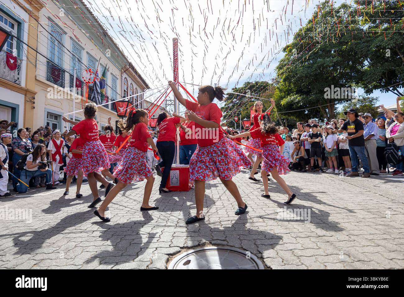 Sao Luiz do Paraitinga, Sao Paulo SP, Brésil - mai 28, 2022 - artistes jouant pendant le festival de l'esprit Saint divin dans la fête populaire religieuse Banque D'Images