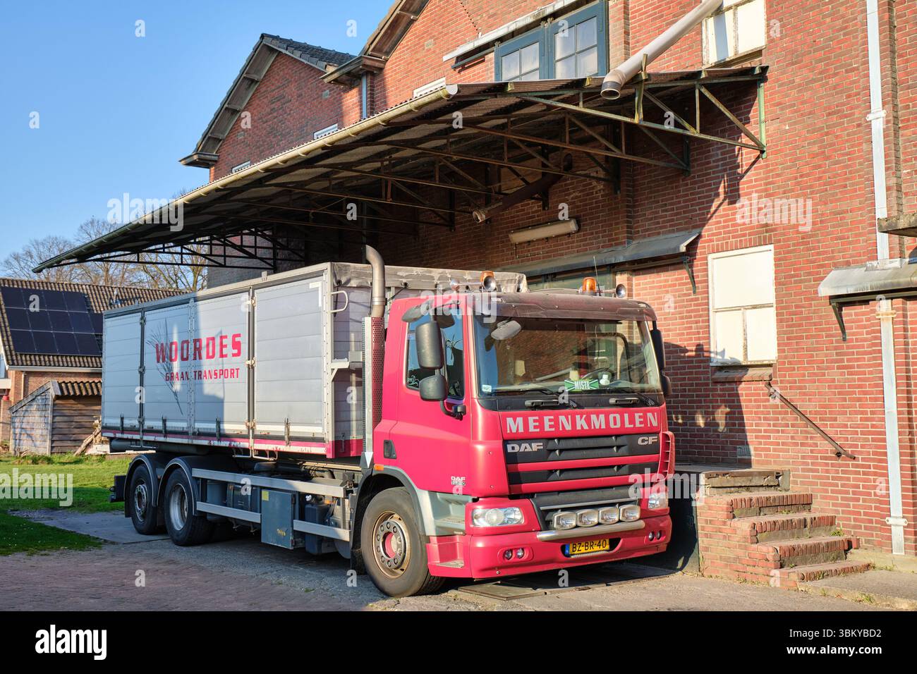 28 mars 2025 - Miste-pays-Bas : un camion de transport de céréales de Meenkmolen stationné dans l'usine historique d'aliments pour animaux dans la région rurale d'Achterhoek, Gelder Banque D'Images
