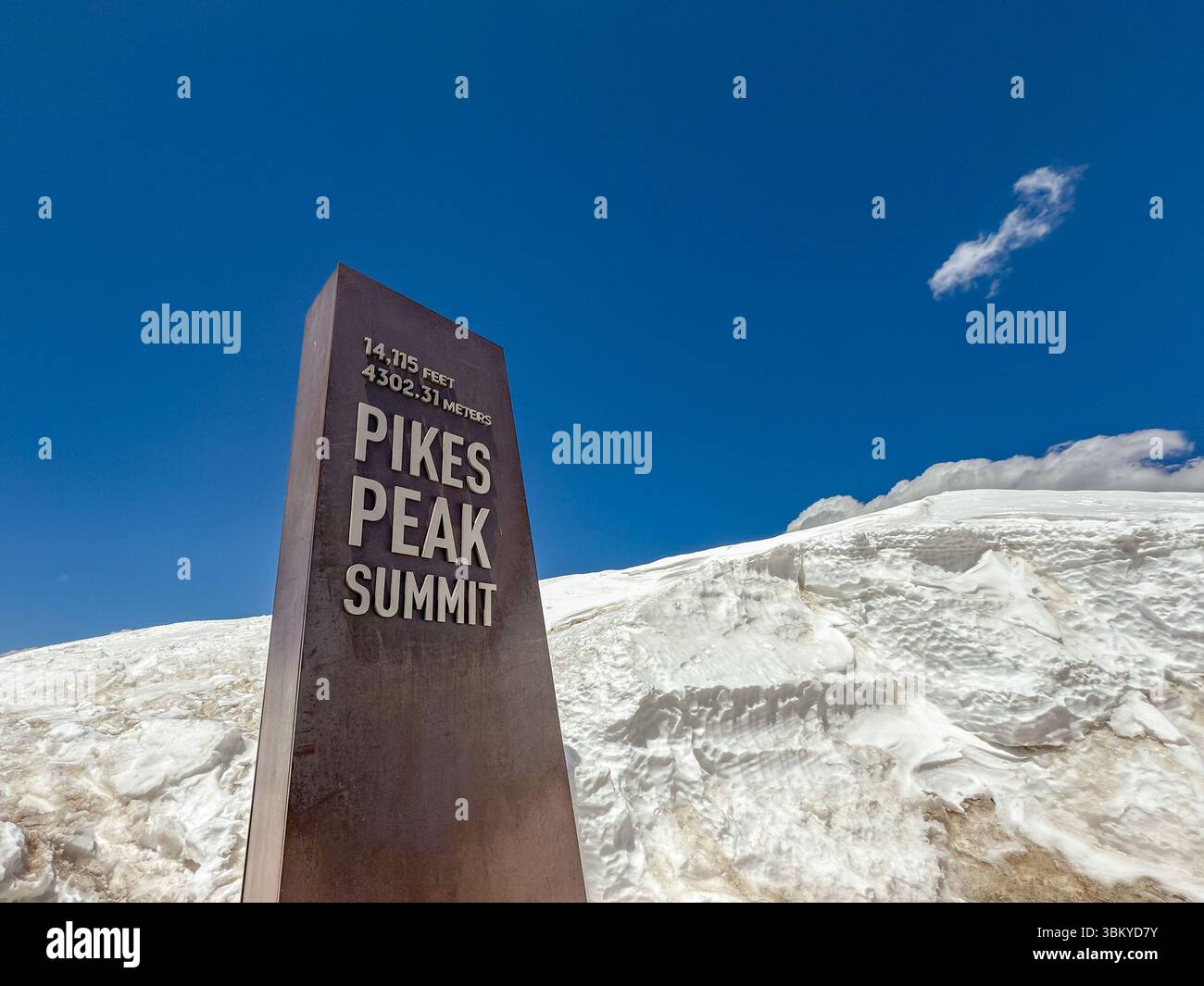 Manitou Springs, Colorado, États-Unis - 21 mai 2025 : panneau et neige au sommet de la montagne Pikes Peak, qui se dresse à 14 115 pieds au-dessus du niveau de la mer Banque D'Images