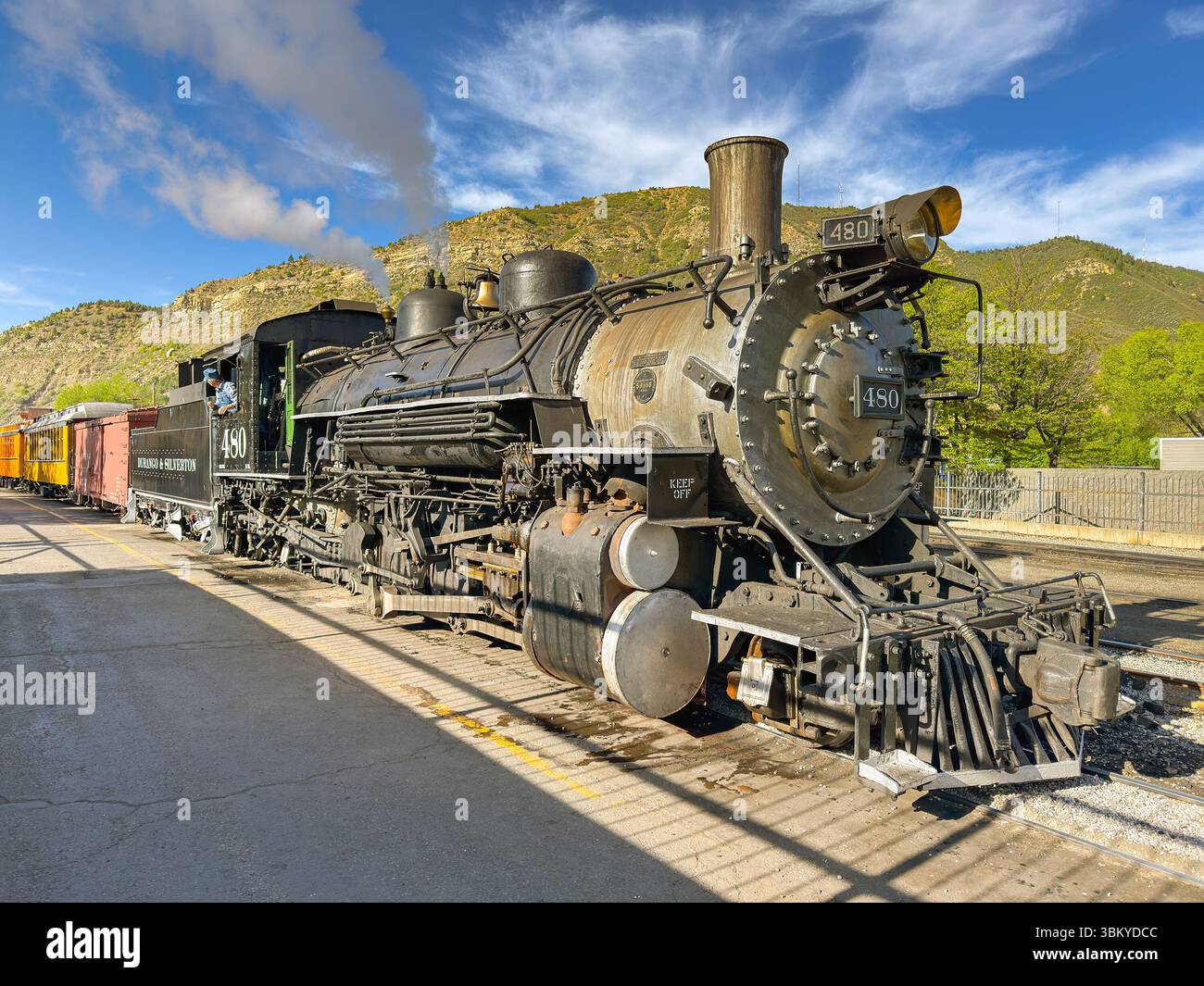 Durango, Colorado, États-Unis - 23 mai 2025 : moteur à vapeur d'époque sur le chemin de fer à voie étroite Durango et Silverton quittant la gare de Durango Banque D'Images
