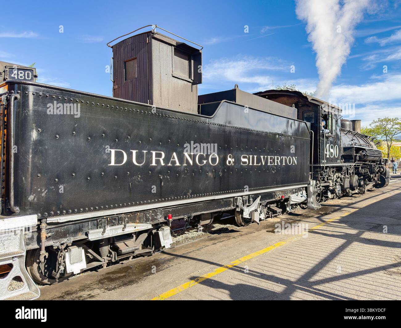 Durango, Colorado, États-Unis - 23 mai 2025 : moteur à vapeur d'époque sur le chemin de fer à voie étroite Durango et Silverton quittant la gare de Durango Banque D'Images