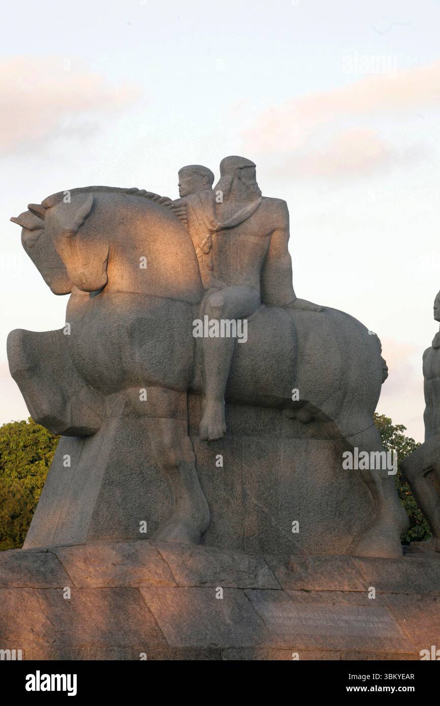 Sao Paulo, Brésil - 27 novembre 2003 - Monument Bandeiras dans le parc Ibirapuera. Sao Paulo, Brésil. Sculpteur : Victor Brecheret Banque D'Images
