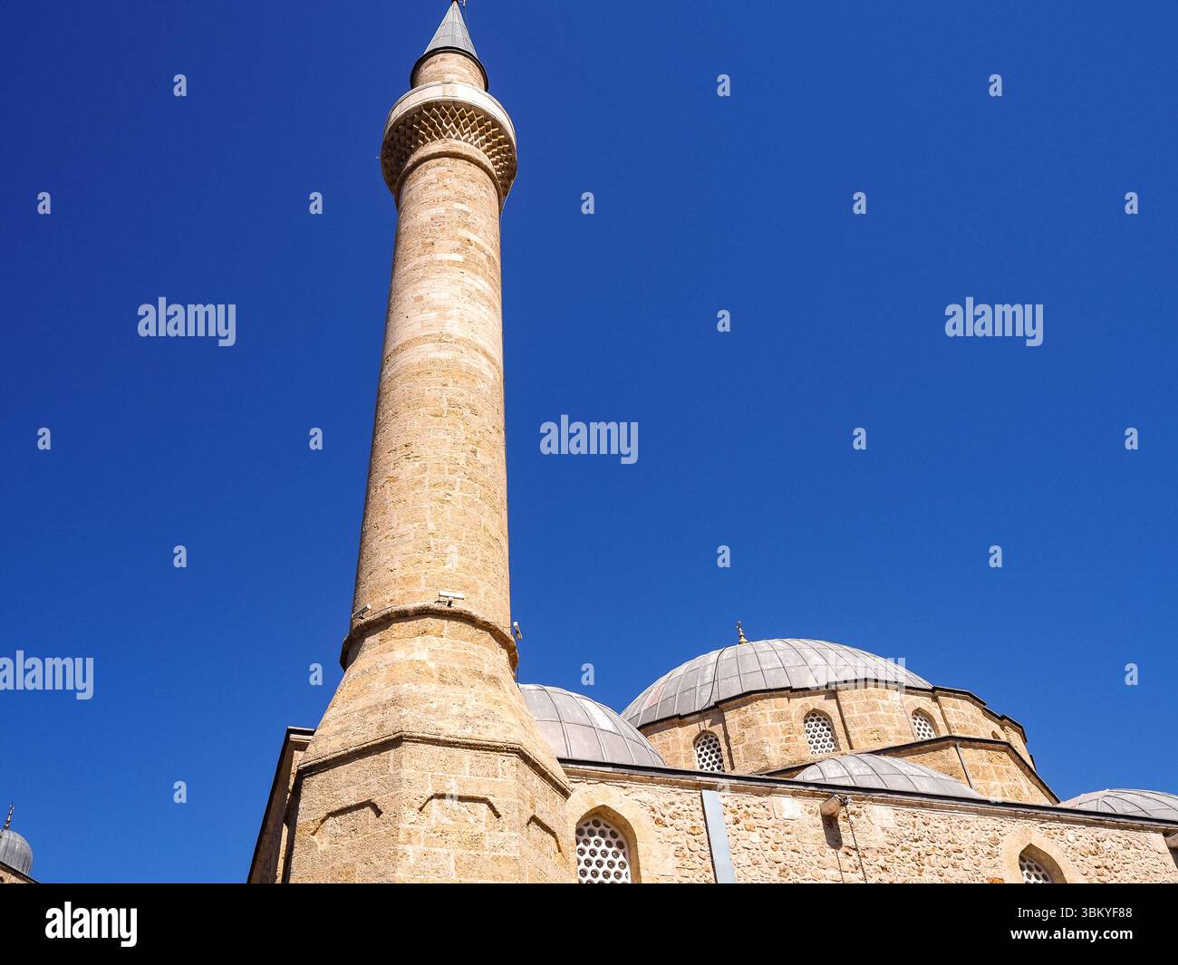 Plan en bas-angle du minaret et des dômes de la mosquée Haydar Aliyev à Bakou, Azerbaïdjan, mettant en valeur son architecture islamique dans un ciel bleu clair. Banque D'Images Plan en bas-angle du minaret et des dômes de la mosquée Haydar Aliyev à Bakou, Azerbaïdjan, mettant en valeur son architecture islamique dans un ciel bleu clair. Banque D'Images
