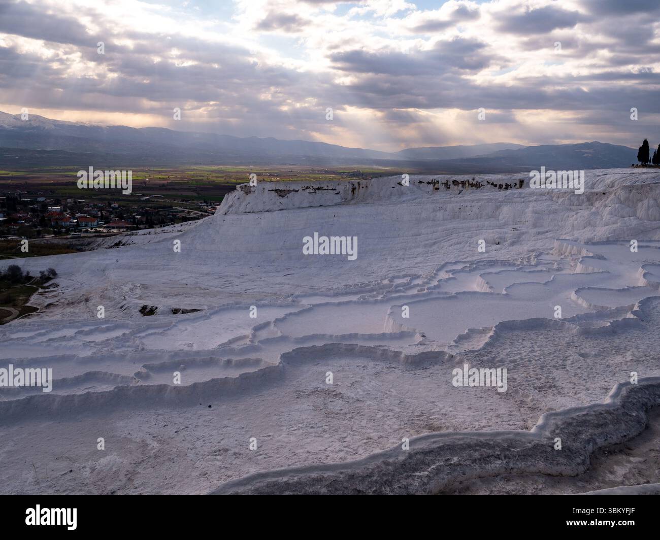 Pamukkale, en Turquie, est un site naturel contenant des sources chaudes et des travertins, des terrasses de minéraux carbonatés laissés par l'eau qui coule. Banque D'Images Pamukkale, en Turquie, est un site naturel contenant des sources chaudes et des travertins, des terrasses de minéraux carbonatés laissés par l'eau qui coule. Banque D'Images