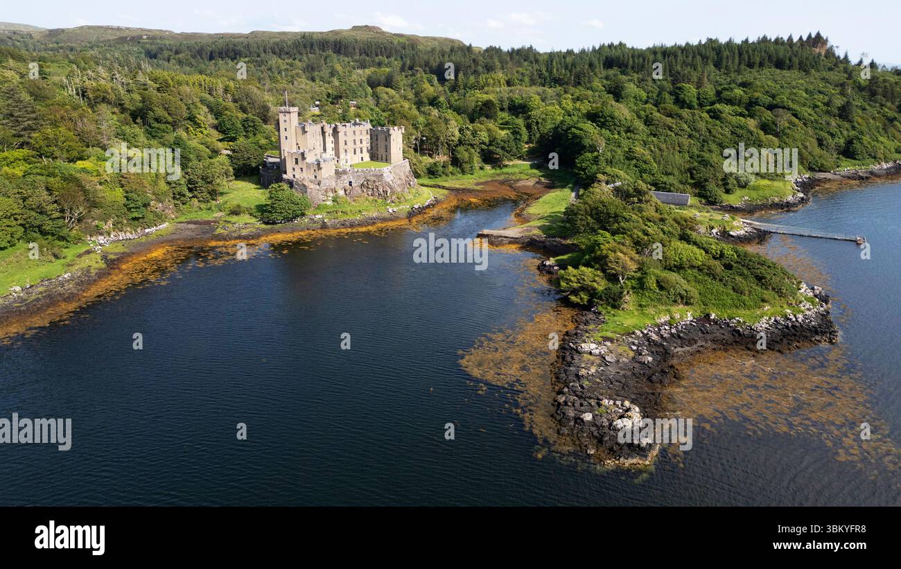 Vue aérienne par drone du château et des jardins de Dunvegan, île de Skye, Écosse. Banque D'Images