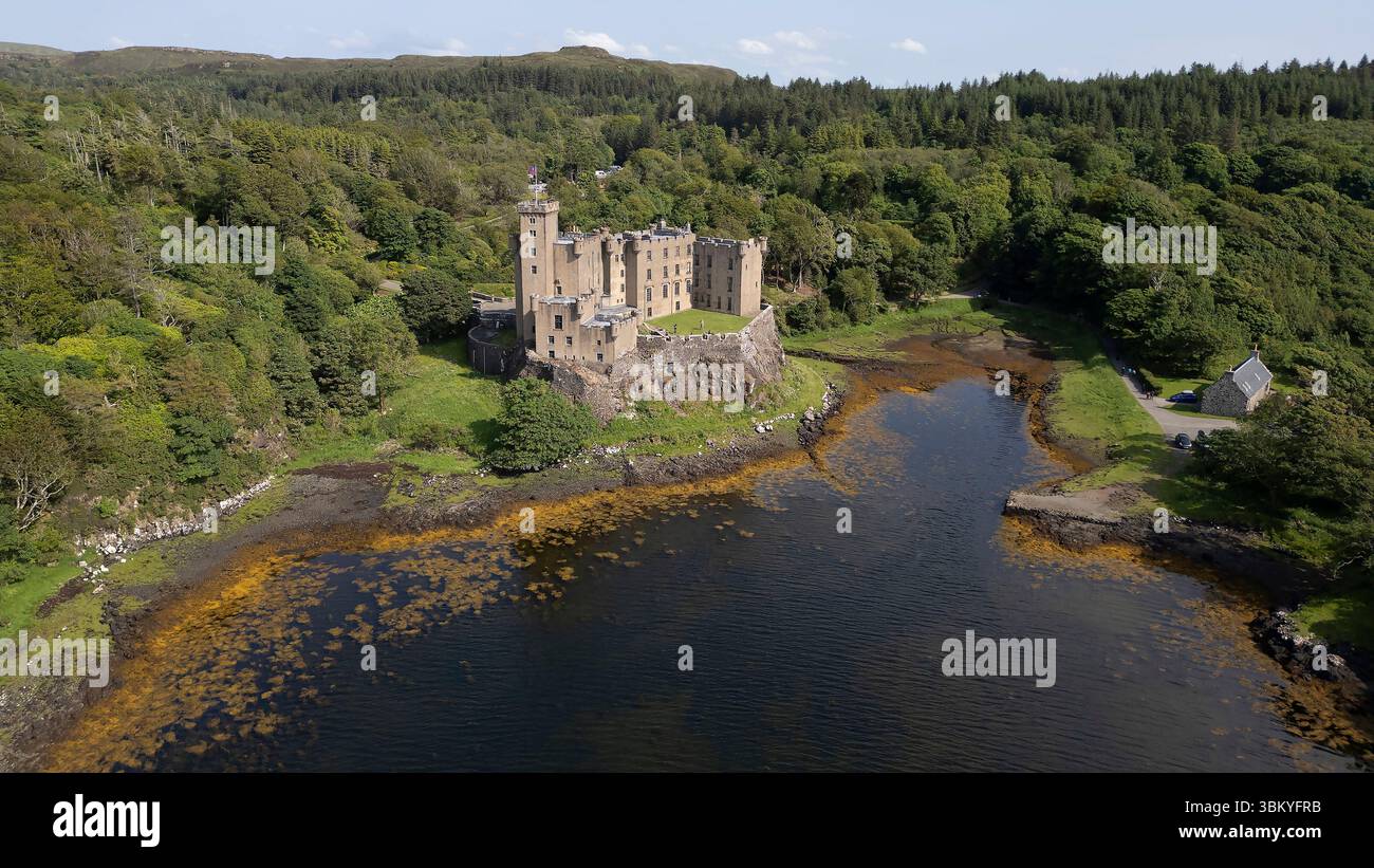 Vue aérienne par drone du château et des jardins de Dunvegan, île de Skye, Écosse. Banque D'Images