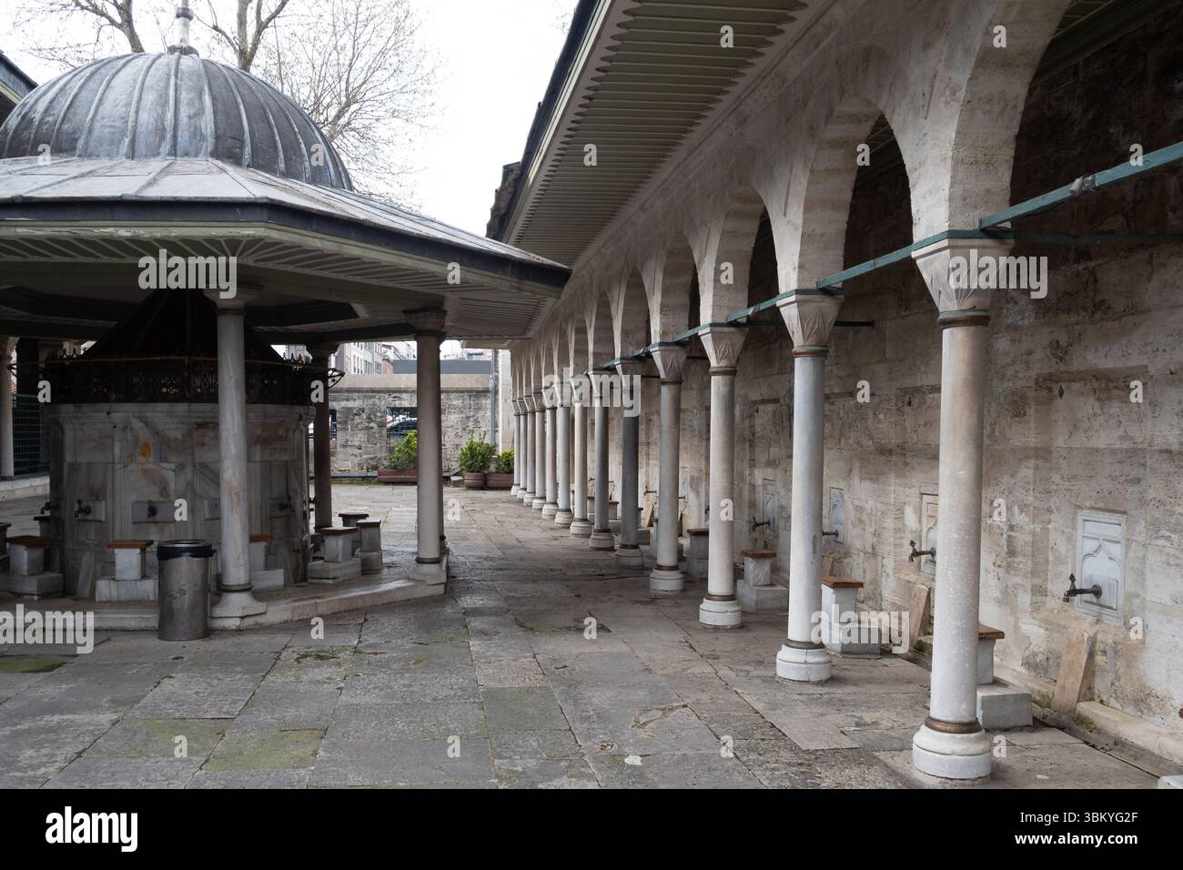 Une vue de la fontaine des ablutions et de la passerelle voûtée de la Mosquée bleue à Istanbul, en Turquie, où les fidèles effectuent le lavage rituel avant la prière. Banque D'Images Une vue de la fontaine des ablutions et de la passerelle voûtée de la Mosquée bleue à Istanbul, en Turquie, où les fidèles effectuent le lavage rituel avant la prière. Banque D'Images