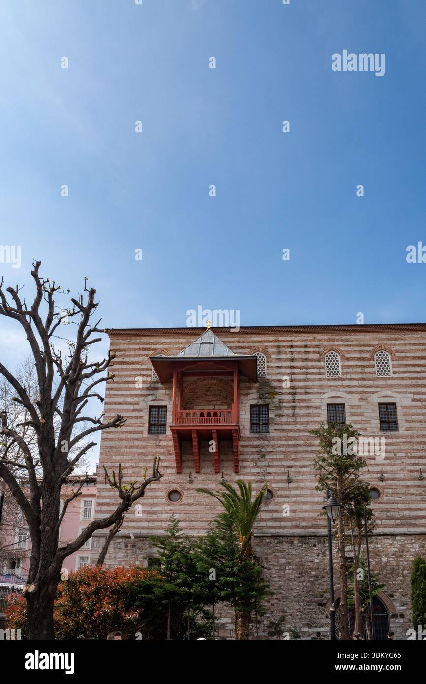 Une vue de l'extérieur d'un bâtiment avec un balcon rouge, mettant en valeur sa conception architecturale et son importance historique. Banque D'Images Une vue de l'extérieur d'un bâtiment avec un balcon rouge, mettant en valeur sa conception architecturale et son importance historique. Banque D'Images