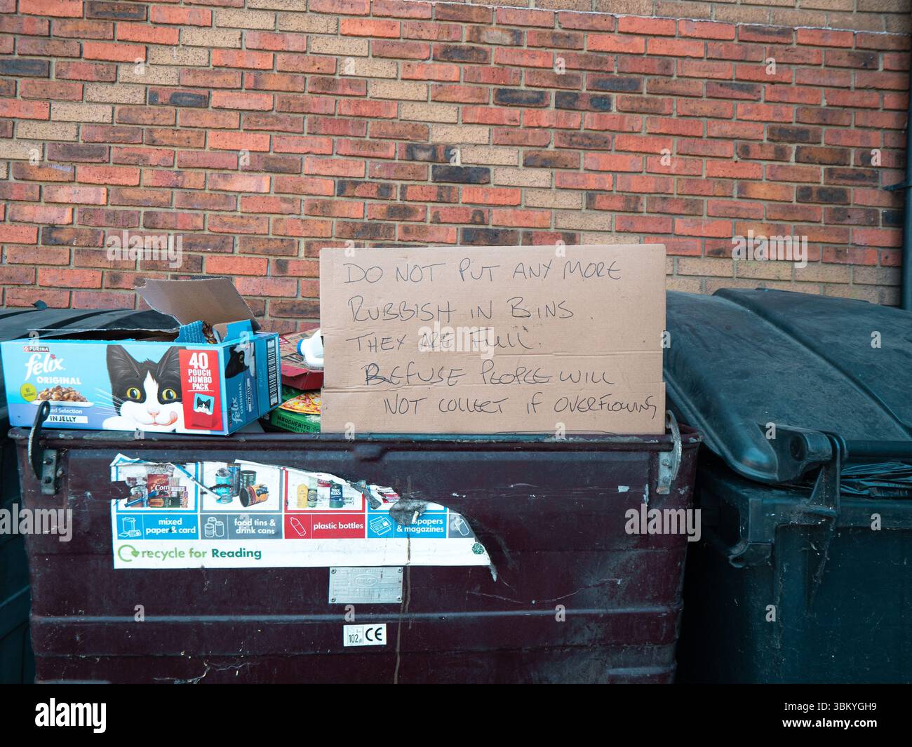 Panneau fait maison sur les bacs communaux, Caversham Road, Reading Banque D'Images