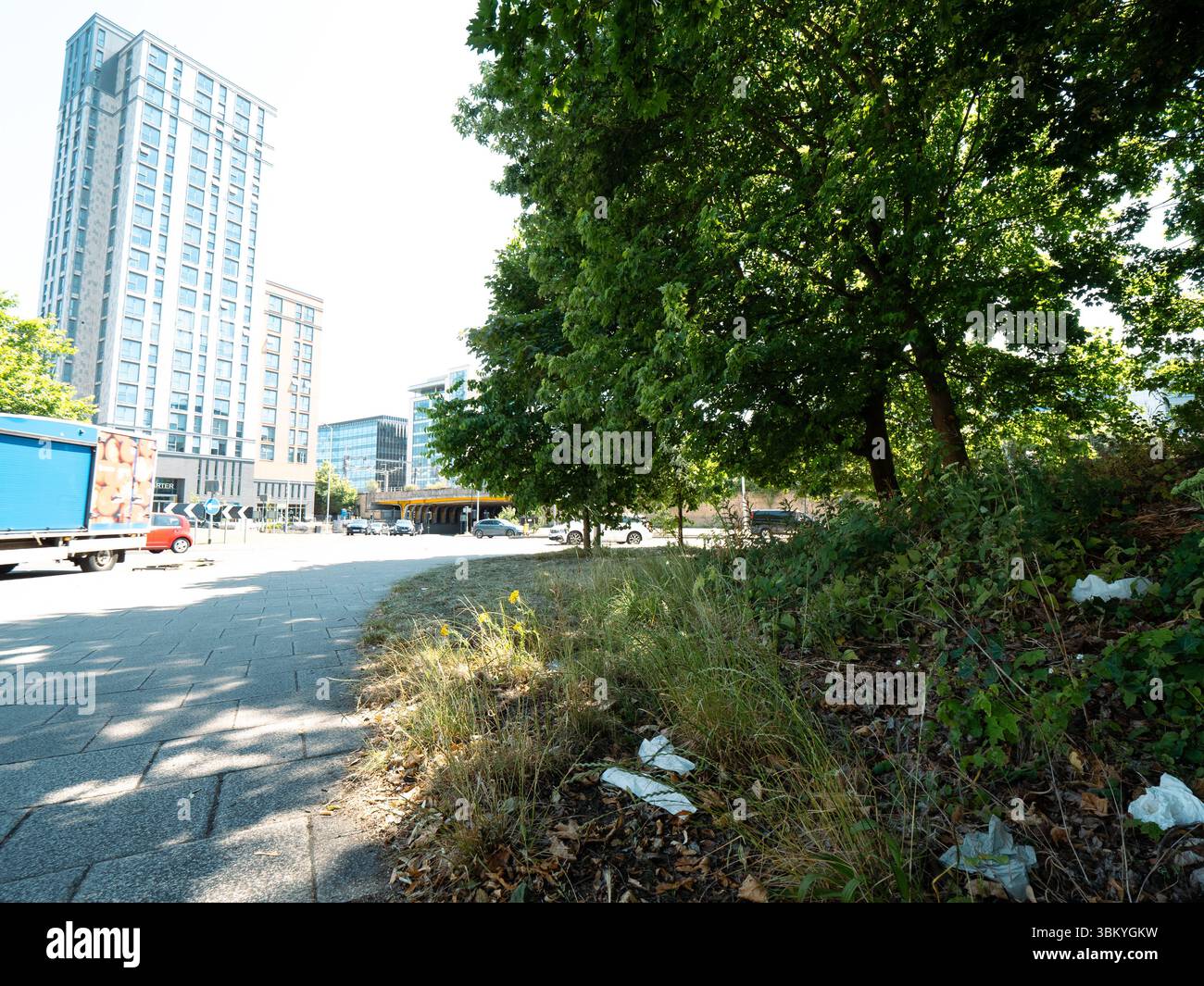 Détritus de rue à l'extérieur du Thames Quarter Building, Reading, Royaume-Uni Banque D'Images