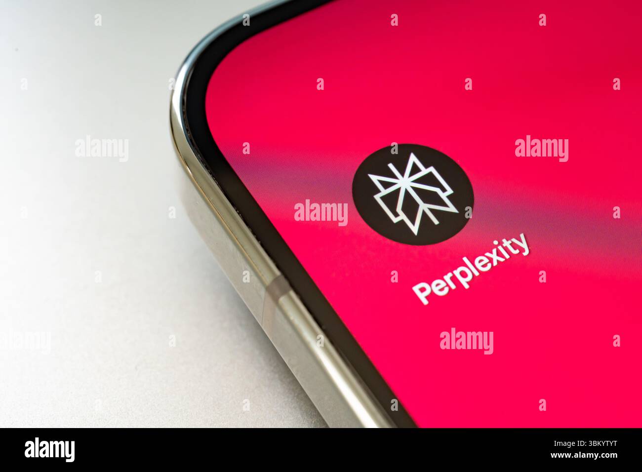 Icône de l'application Perplexity ai affichée sur l'écran du smartphone avec un fond rouge vif, mettant en évidence les outils de recherche IA émergents. Stafford, Royaume-Uni, Ju Banque D'Images