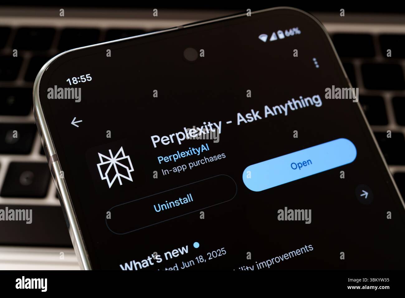 L'application Perplexity ai s'ouvre dans Google Play Store sur l'écran du smartphone avec des informations de mise à jour visibles. Stafford, Royaume-Uni, 23 juin 2025 Banque D'Images