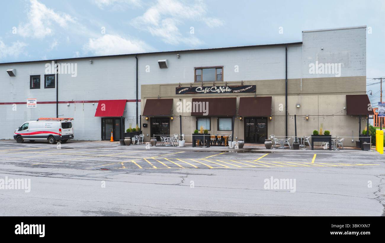 New Hartford, NY - 22 juin 2025 : vue ultra-large de Cafe Canole, est un café local bien-aimé, connu pour ses pâtisseries italiennes authentiques, en particulier son sig Banque D'Images