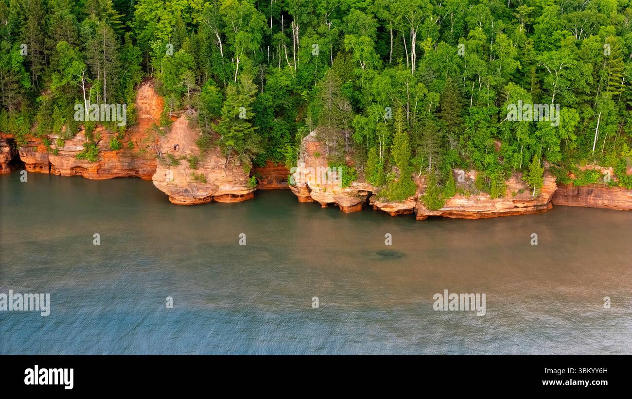 Photographie aérienne des grottes marines de l'île Apostle au sud-ouest de Sand point, près de Cornucopia, comté de Bayfield, Wisconsin, États-Unis sur un bel été même Banque D'Images