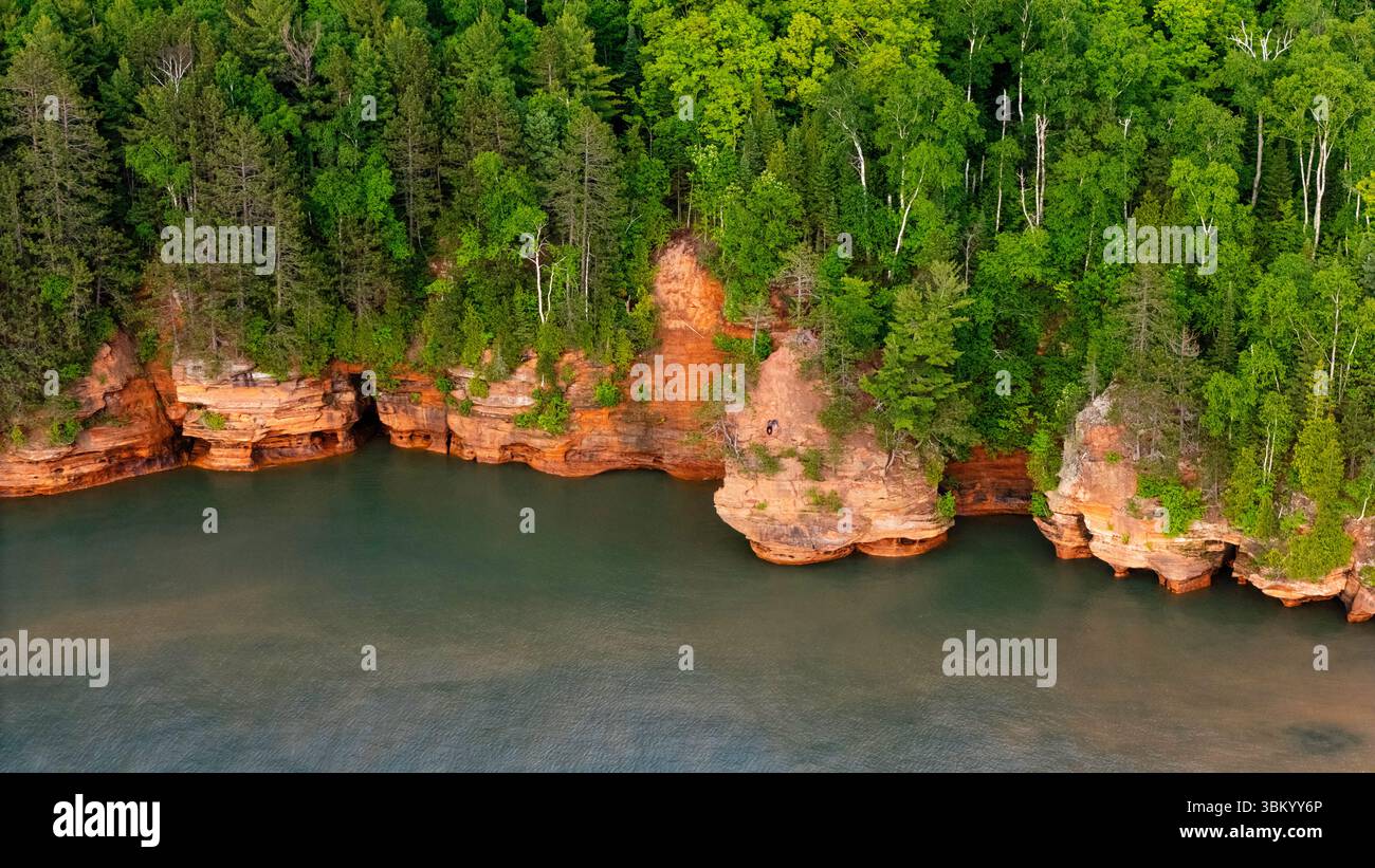 Photographie aérienne des grottes marines de l'île Apostle au sud-ouest de Sand point, près de Cornucopia, comté de Bayfield, Wisconsin, États-Unis sur un bel été même Banque D'Images