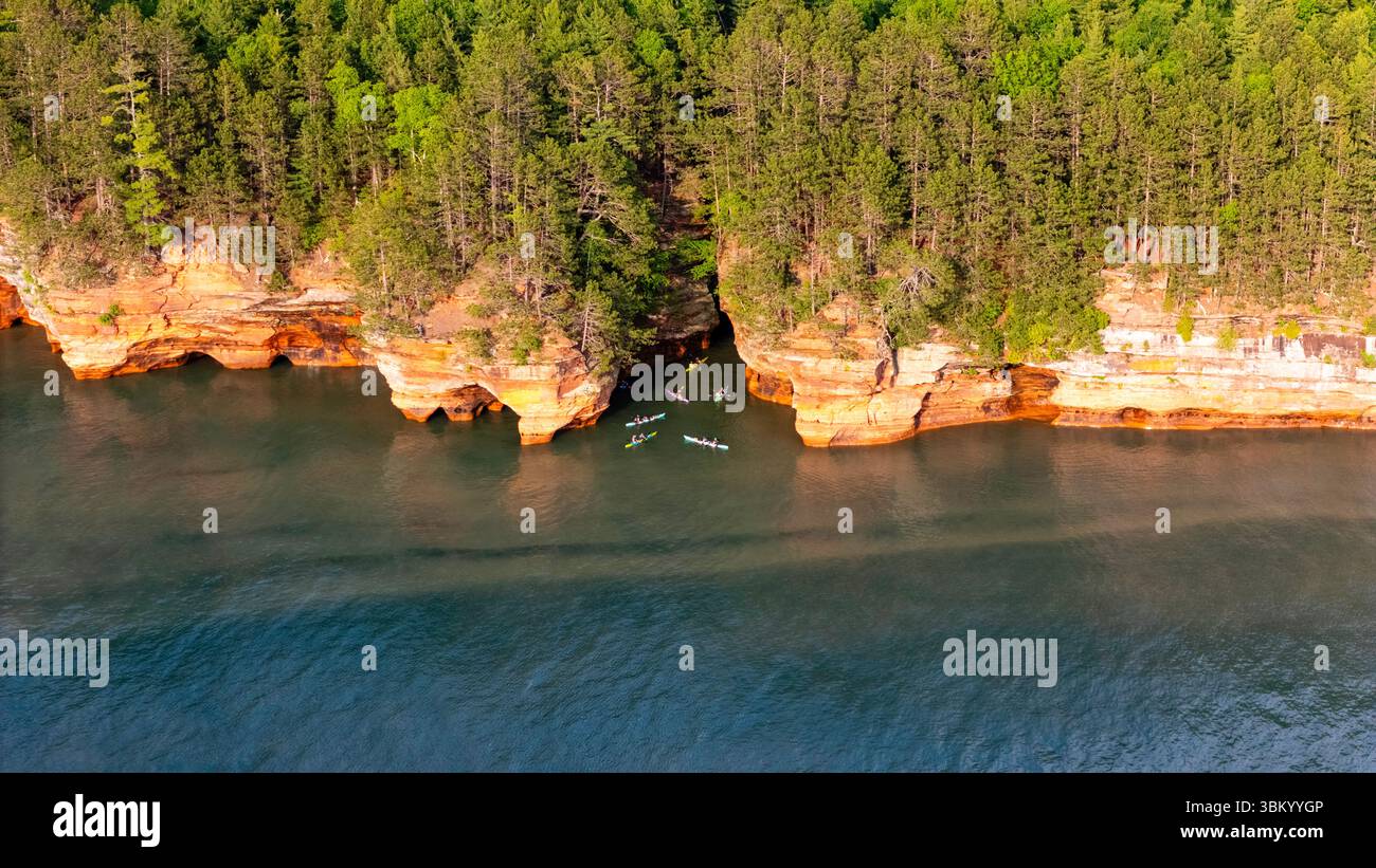 Photographie aérienne des grottes marines de l'île Apostle au sud-ouest de Sand point, près de Cornucopia, comté de Bayfield, Wisconsin, États-Unis sur un bel été même Banque D'Images