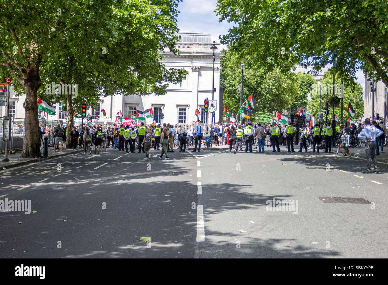 Les manifestants pro-palestiniens et les partisans de Palestine action se sont rassemblés à Trafalgar pour montrer leur soutien au groupe. Cela intervient après que le gouvernement ait déclaré qu'il était interdit en tant qu'organisation terroriste. Banque D'Images