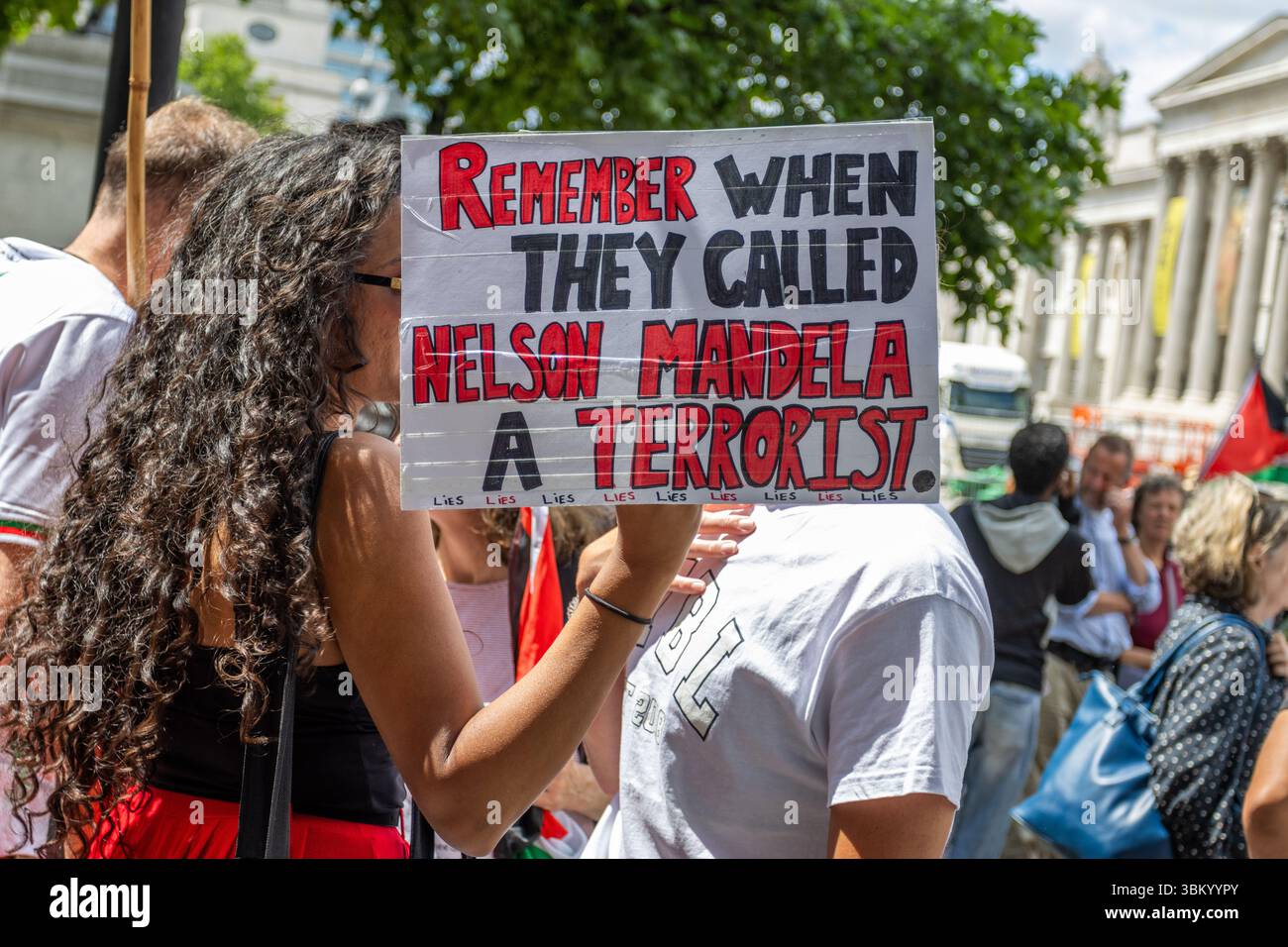 Les manifestants pro-palestiniens et les partisans de Palestine action se sont rassemblés à Trafalgar pour montrer leur soutien au groupe. Cela intervient après que le gouvernement ait déclaré qu'il était interdit en tant qu'organisation terroriste. Banque D'Images