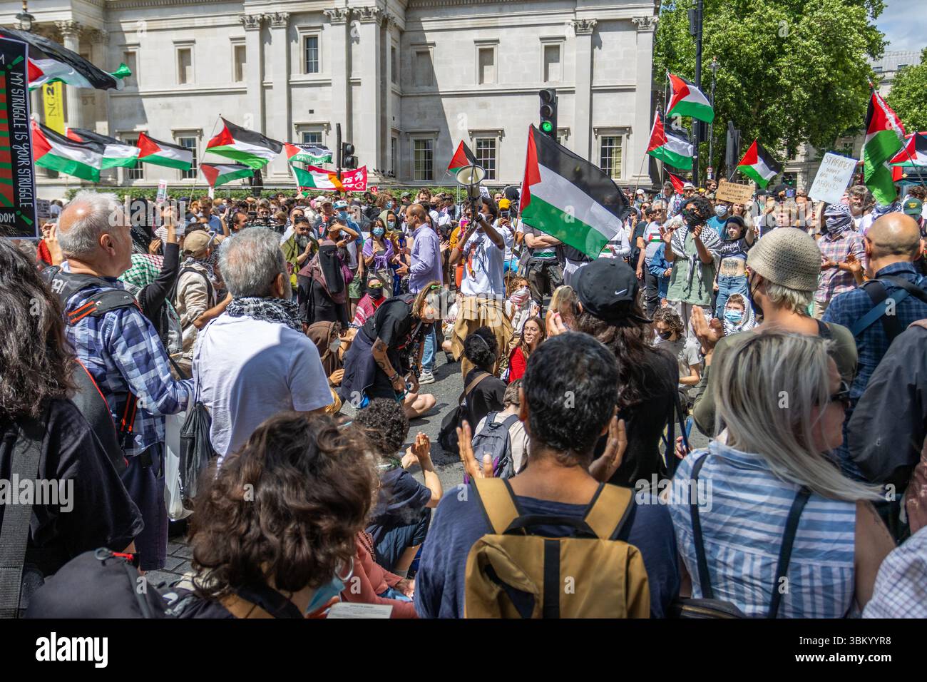Les manifestants pro-palestiniens et les partisans de Palestine action se sont rassemblés à Trafalgar pour montrer leur soutien au groupe. Cela intervient après que le gouvernement ait déclaré qu'il était interdit en tant qu'organisation terroriste. Banque D'Images