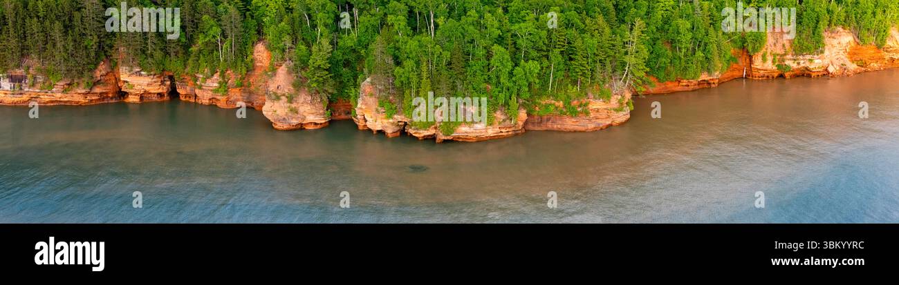 Photographie panoramique aérienne des grottes marines de l'île Apostle au sud-ouest de Sand point, près de Cornucopia, comté de Bayfield, Wisconsin, États-Unis sur une belle s. Banque D'Images