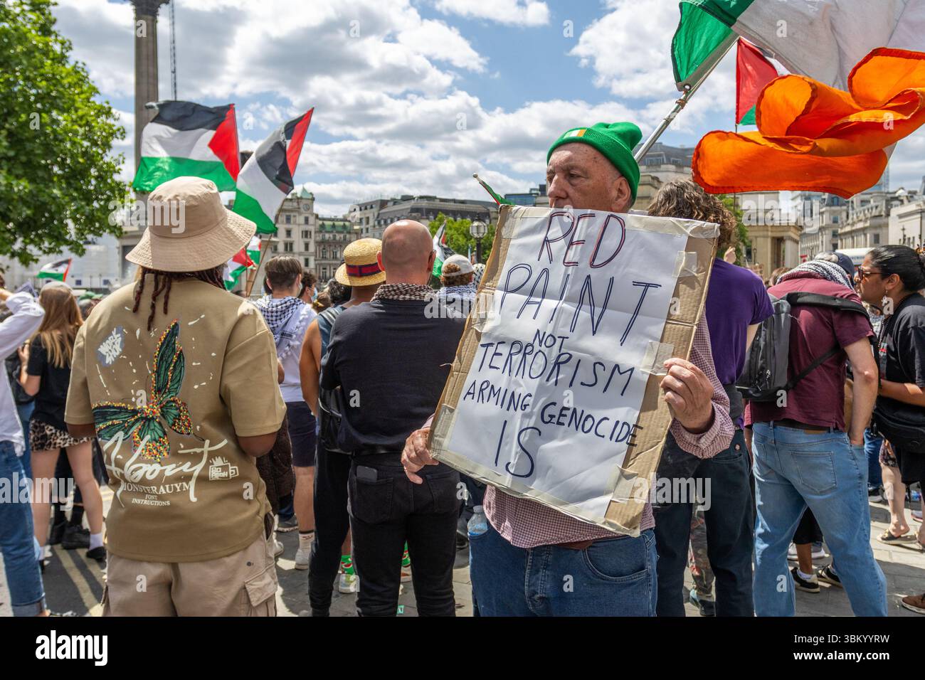 Les manifestants pro-palestiniens et les partisans de Palestine action se sont rassemblés à Trafalgar pour montrer leur soutien au groupe. Cela intervient après que le gouvernement ait déclaré qu'il était interdit en tant qu'organisation terroriste. Banque D'Images