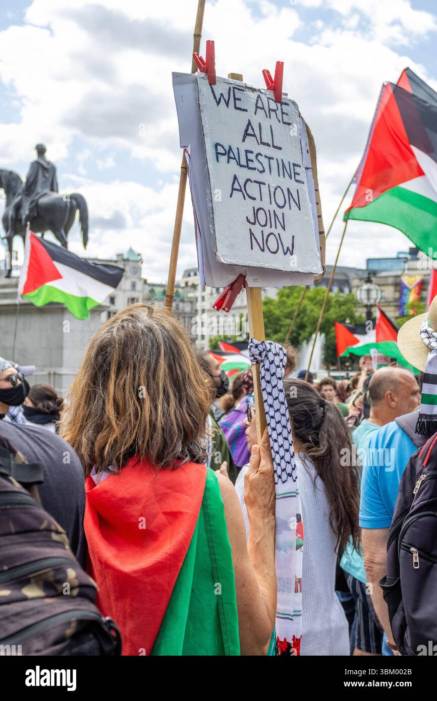 Les manifestants pro-palestiniens et les partisans de Palestine action se sont rassemblés à Trafalgar pour montrer leur soutien au groupe. Cela intervient après que le gouvernement ait déclaré qu'il était interdit en tant qu'organisation terroriste. Banque D'Images
