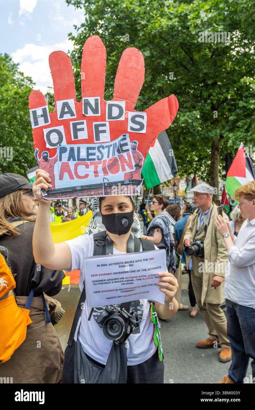 Les manifestants pro-palestiniens et les partisans de Palestine action se sont rassemblés à Trafalgar pour montrer leur soutien au groupe. Cela intervient après que le gouvernement ait déclaré qu'il était interdit en tant qu'organisation terroriste. Banque D'Images