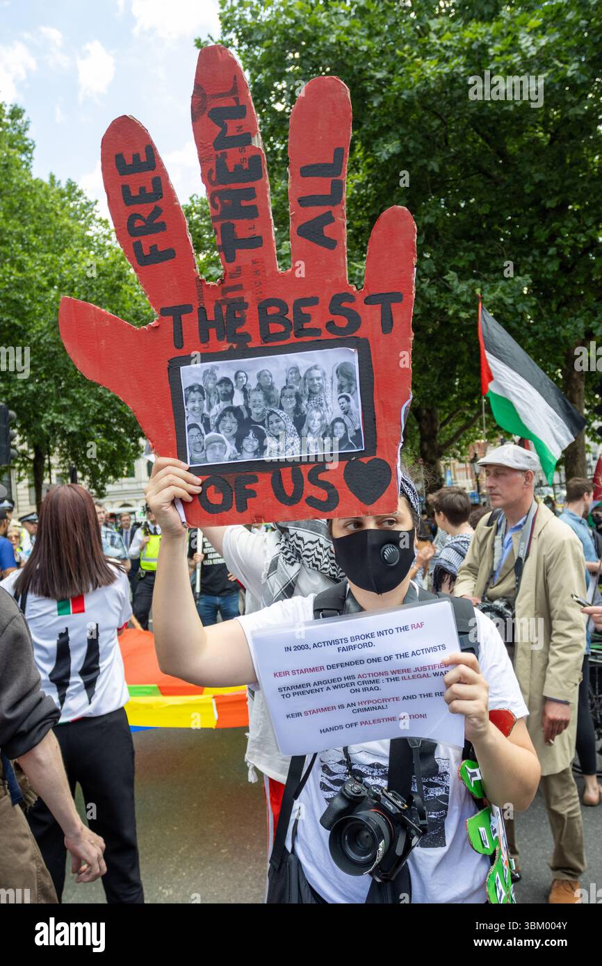 Les manifestants pro-palestiniens et les partisans de Palestine action se sont rassemblés à Trafalgar pour montrer leur soutien au groupe. Cela intervient après que le gouvernement ait déclaré qu'il était interdit en tant qu'organisation terroriste. Banque D'Images