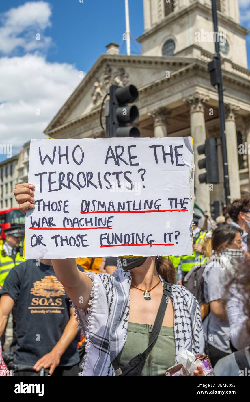 Les manifestants pro-palestiniens et les partisans de Palestine action se sont rassemblés à Trafalgar pour montrer leur soutien au groupe. Cela intervient après que le gouvernement ait déclaré qu'il était interdit en tant qu'organisation terroriste. Banque D'Images