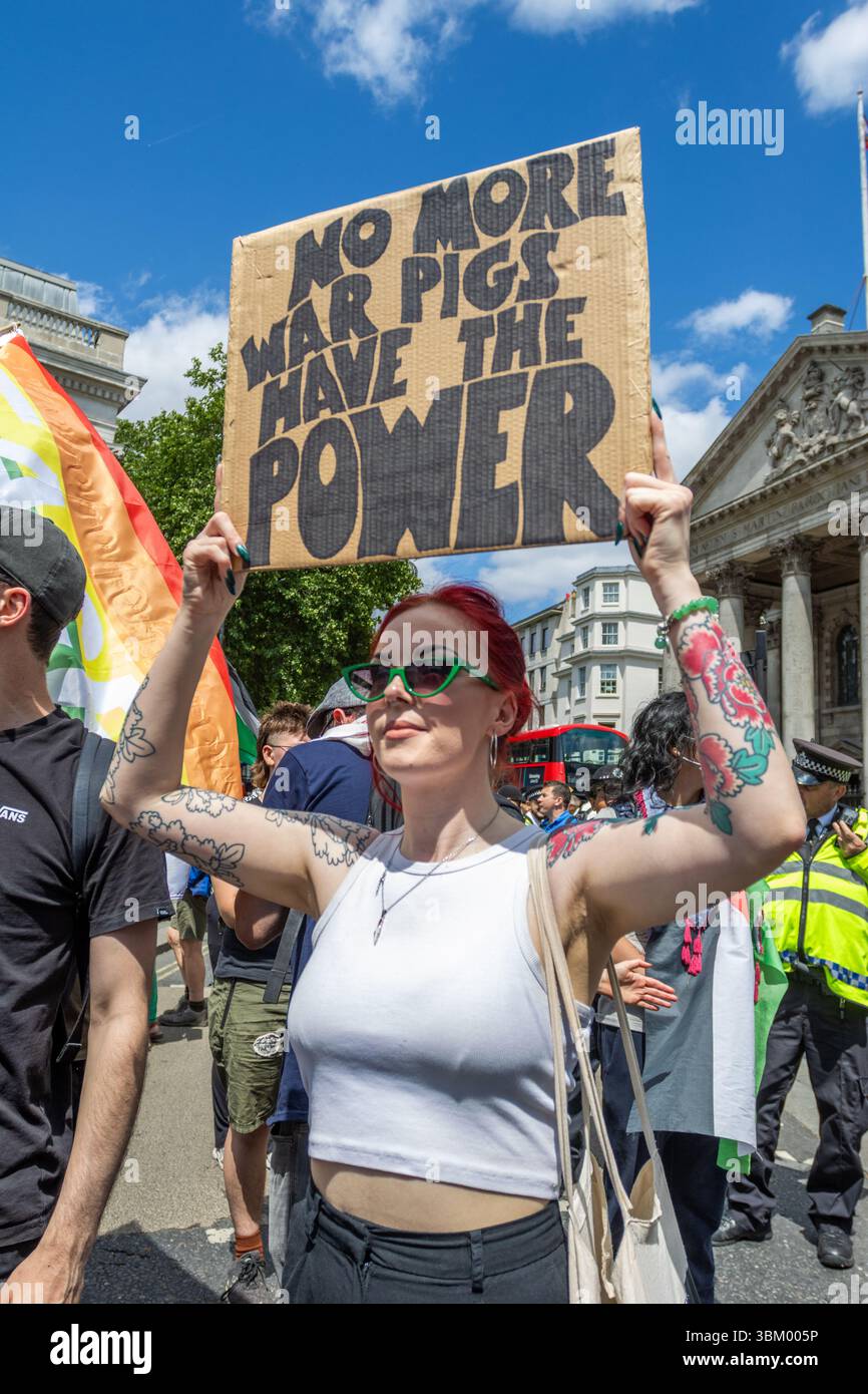 Les manifestants pro-palestiniens et les partisans de Palestine action se sont rassemblés à Trafalgar pour montrer leur soutien au groupe. Cela intervient après que le gouvernement ait déclaré qu'il était interdit en tant qu'organisation terroriste. Banque D'Images