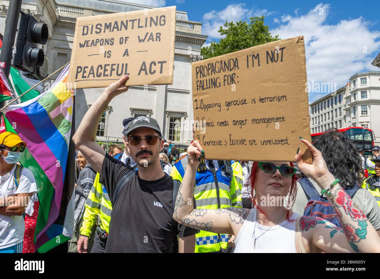 Les manifestants pro-palestiniens et les partisans de Palestine action se sont rassemblés à Trafalgar pour montrer leur soutien au groupe. Cela intervient après que le gouvernement ait déclaré qu'il était interdit en tant qu'organisation terroriste. Banque D'Images