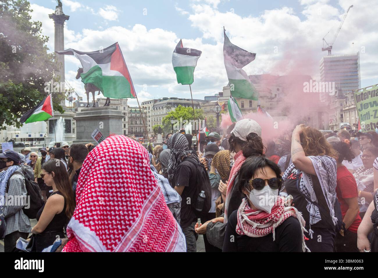 Les manifestants pro-palestiniens et les partisans de Palestine action se sont rassemblés à Trafalgar pour montrer leur soutien au groupe. Cela intervient après que le gouvernement ait déclaré qu'il était interdit en tant qu'organisation terroriste. Banque D'Images
