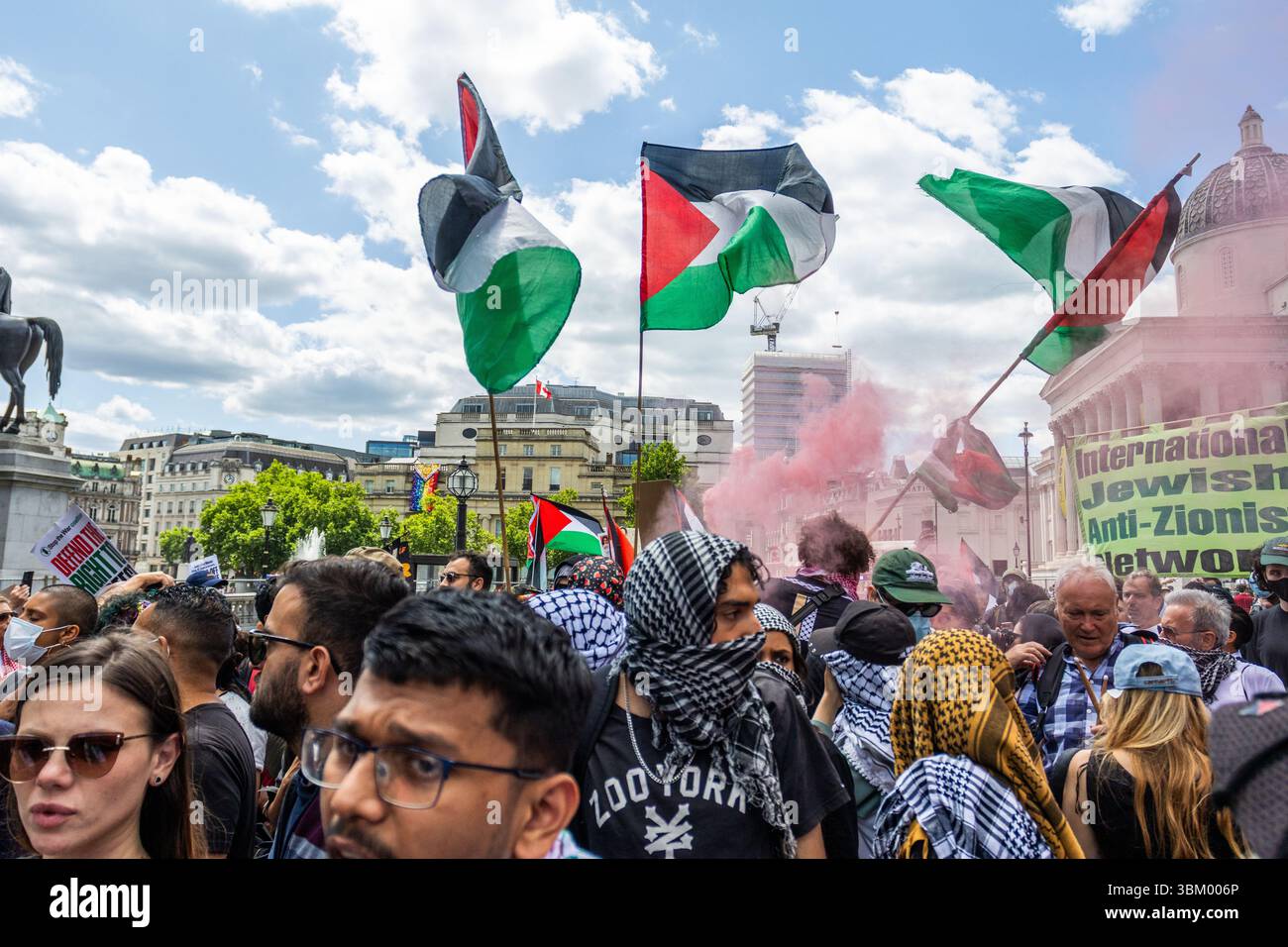 Les manifestants pro-palestiniens et les partisans de Palestine action se sont rassemblés à Trafalgar pour montrer leur soutien au groupe. Cela intervient après que le gouvernement ait déclaré qu'il était interdit en tant qu'organisation terroriste. Banque D'Images