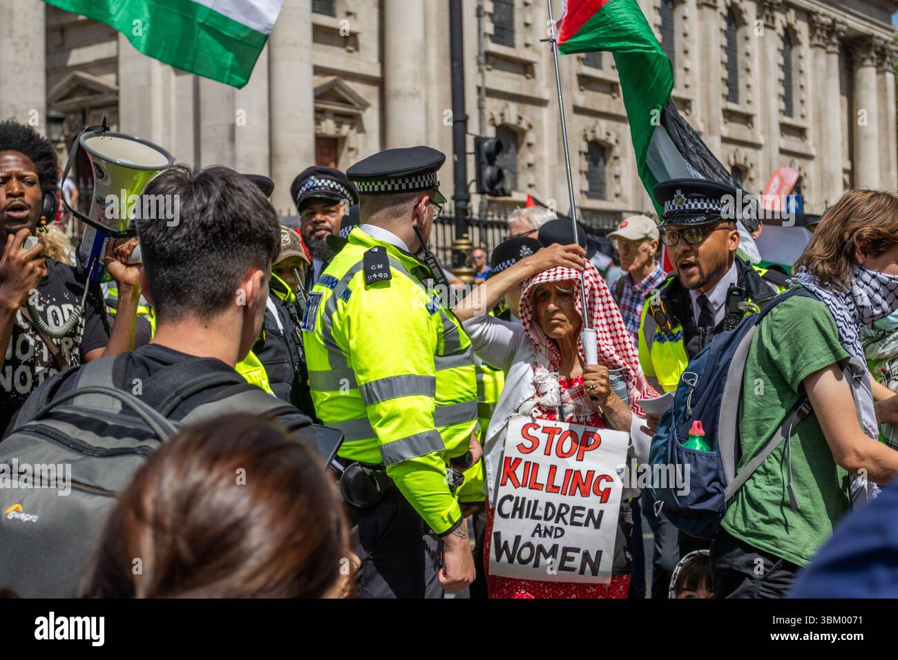 Les manifestants pro-palestiniens et les partisans de Palestine action se sont rassemblés à Trafalgar pour montrer leur soutien au groupe. Cela intervient après que le gouvernement ait déclaré qu'il était interdit en tant qu'organisation terroriste. Banque D'Images
