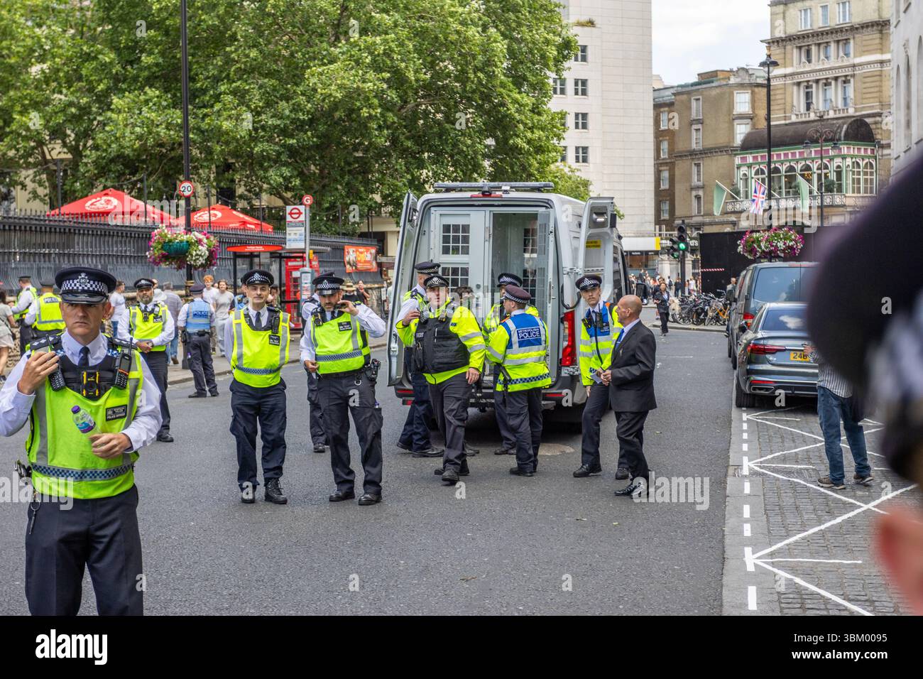 Les manifestants pro-palestiniens et les partisans de Palestine action se sont rassemblés à Trafalgar pour montrer leur soutien au groupe. Cela intervient après que le gouvernement ait déclaré qu'il était interdit en tant qu'organisation terroriste. Banque D'Images