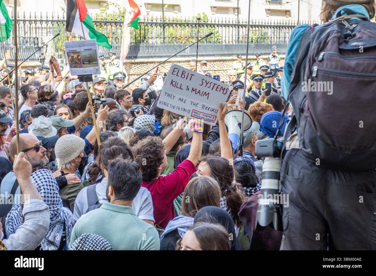 Les manifestants pro-palestiniens et les partisans de Palestine action se sont rassemblés à Trafalgar pour montrer leur soutien au groupe. Cela intervient après que le gouvernement ait déclaré qu'il était interdit en tant qu'organisation terroriste. Banque D'Images