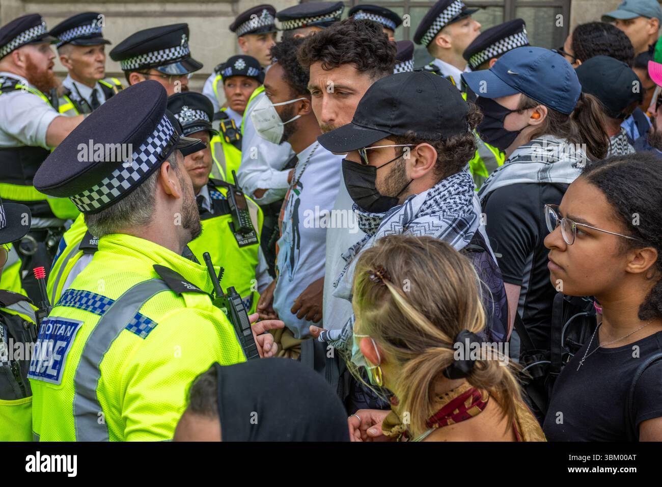 Les manifestants pro-palestiniens et les partisans de Palestine action se sont rassemblés à Trafalgar pour montrer leur soutien au groupe. Cela intervient après que le gouvernement ait déclaré qu'il était interdit en tant qu'organisation terroriste. Banque D'Images